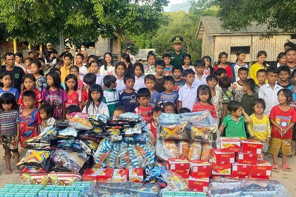 Một nhóm người đang an ủi và hỗ trợ lẫn nhau, tượng trưng cho sự hỗ trợ của gia đình và bạn bè trong bối cảnh cờ bạc có trách nhiệm.