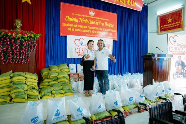 Hình ảnh tượng trưng cho sự hỗ trợ và cộng đồng, với biểu tượng đường dây nóng hoặc nhóm hỗ trợ.