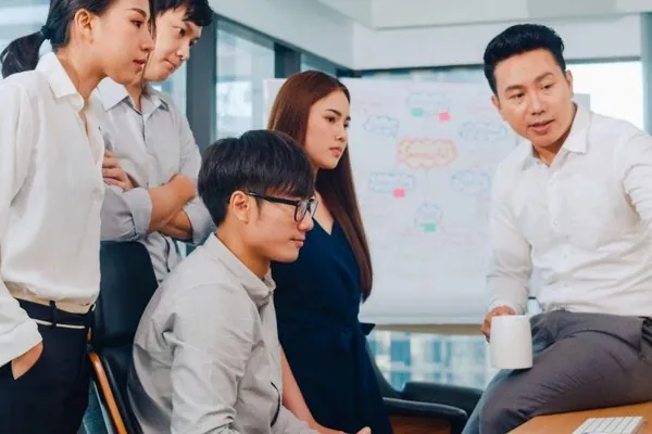 Người đàn ông đang suy nghĩ về hành vi cờ bạc của mình, thể hiện sự nhận thức về cờ bạc có trách nhiệm tại AU88BET.